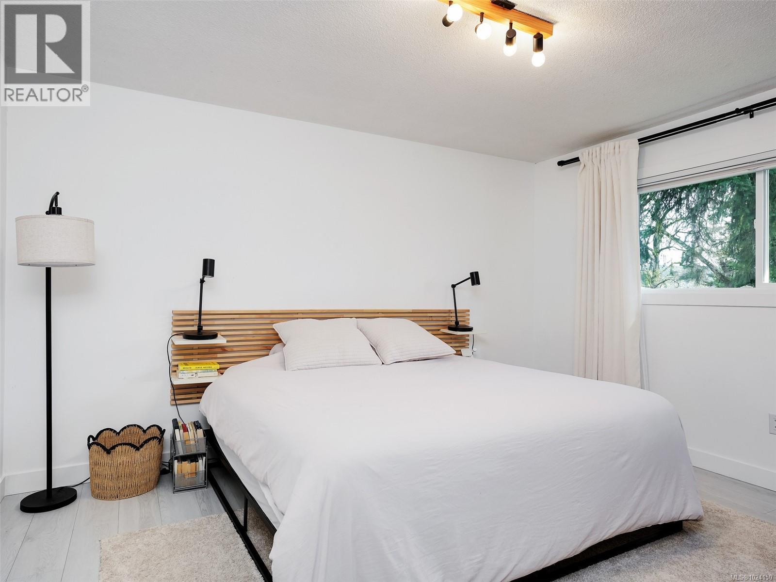 1091 Baldwin Pl, Saanich