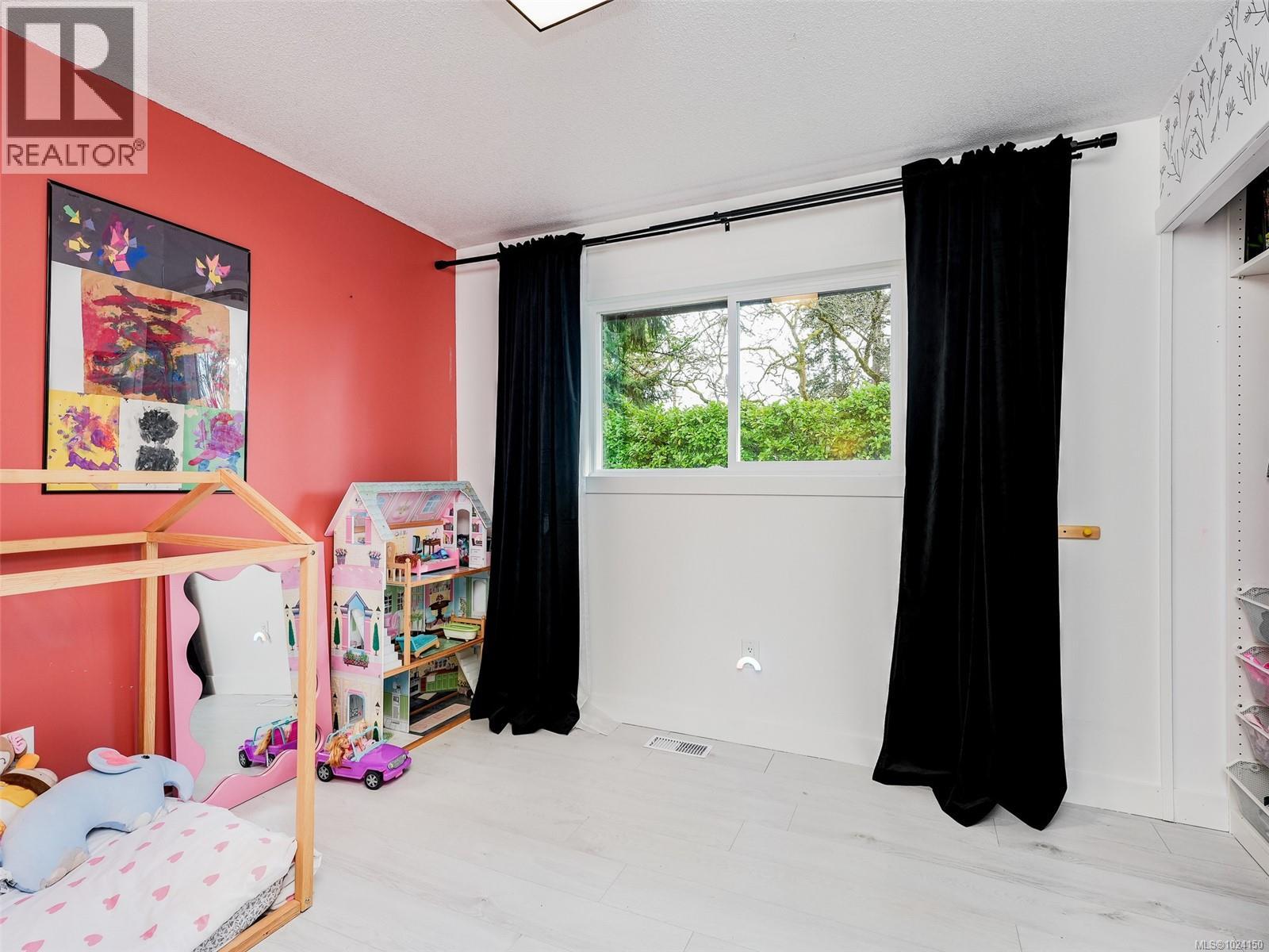 1091 Baldwin Pl, Saanich