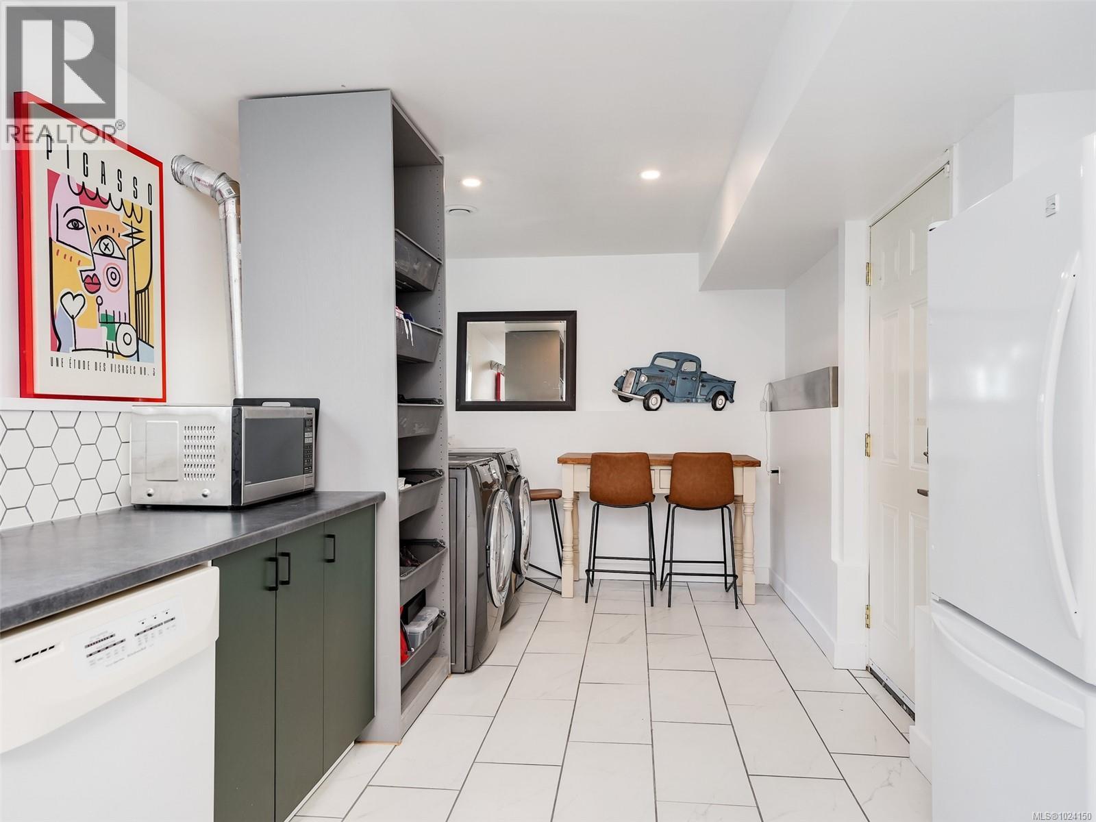 1091 Baldwin Pl, Saanich