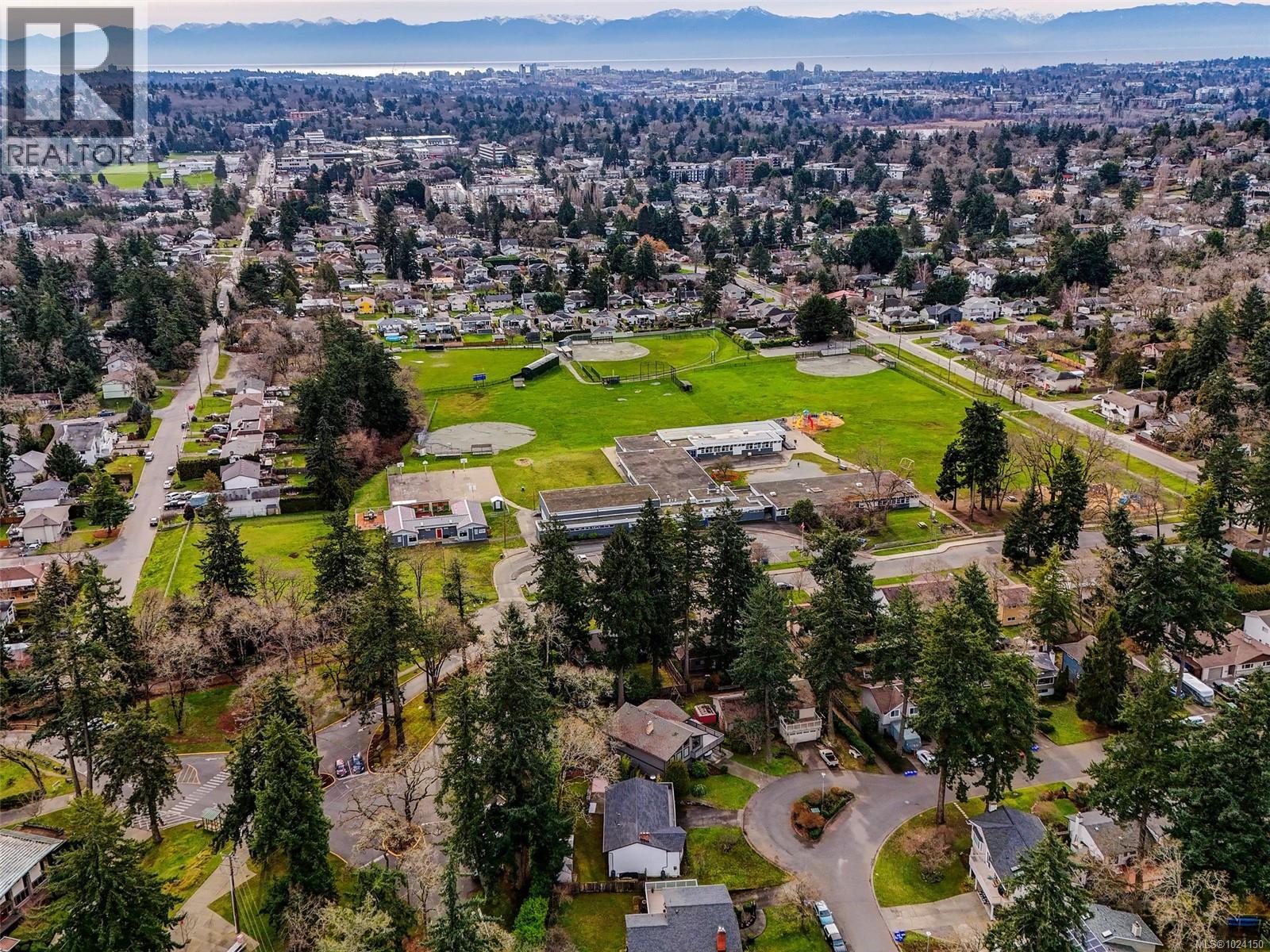 1091 Baldwin Pl, Saanich