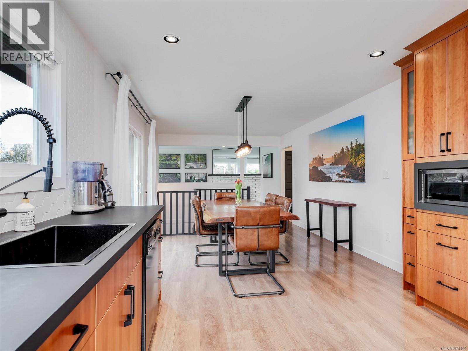 1091 Baldwin Pl, Saanich