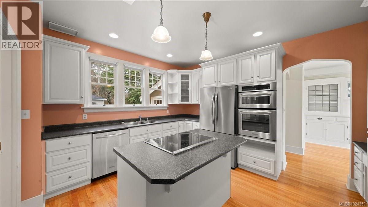  602 Newport Avenue, Oak Bay