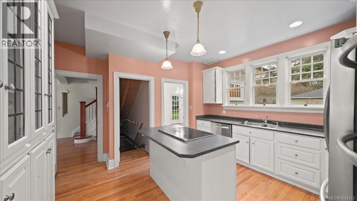  602 Newport Avenue, Oak Bay