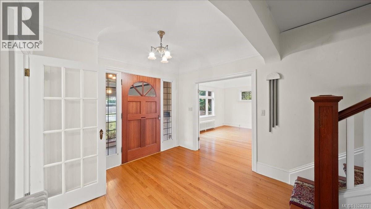  602 Newport Avenue, Oak Bay