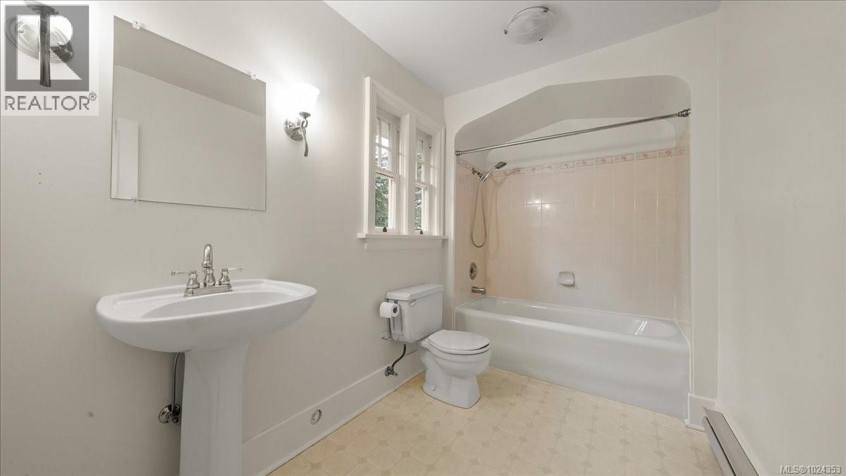  602 Newport Avenue, Oak Bay