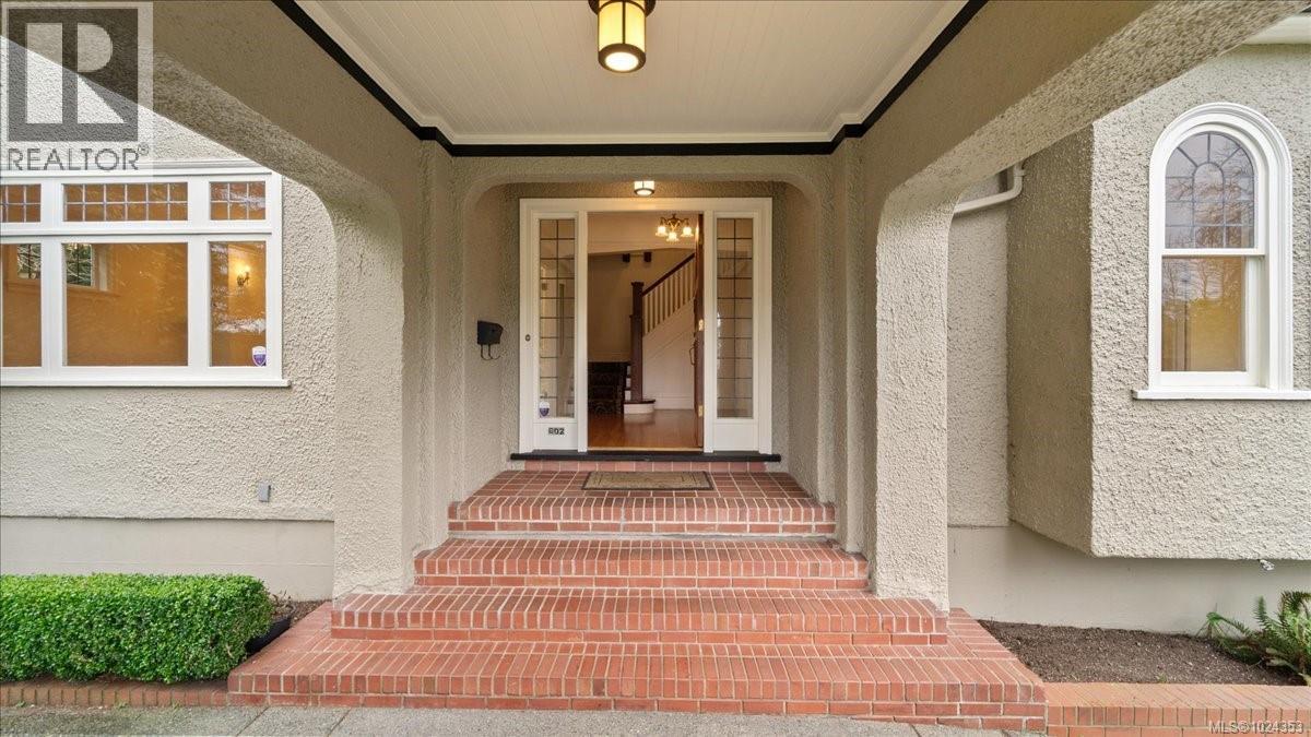  602 Newport Avenue, Oak Bay