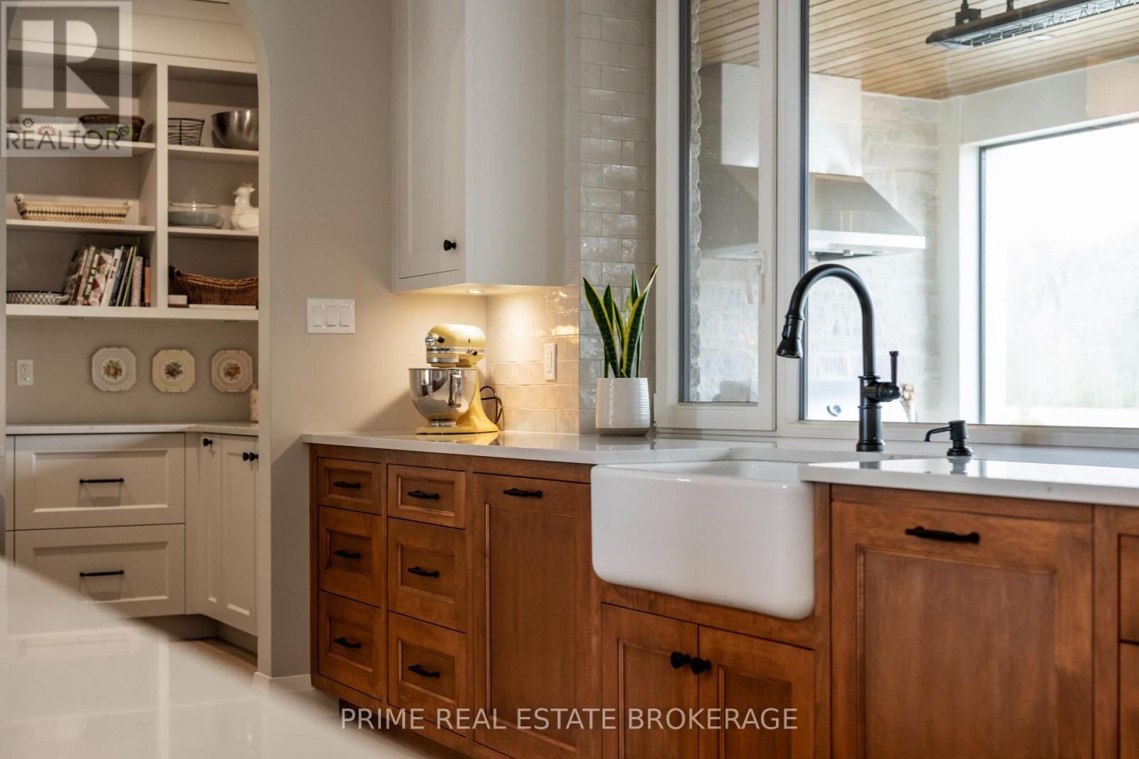 689 VALLEYSTREAM WALK - 13