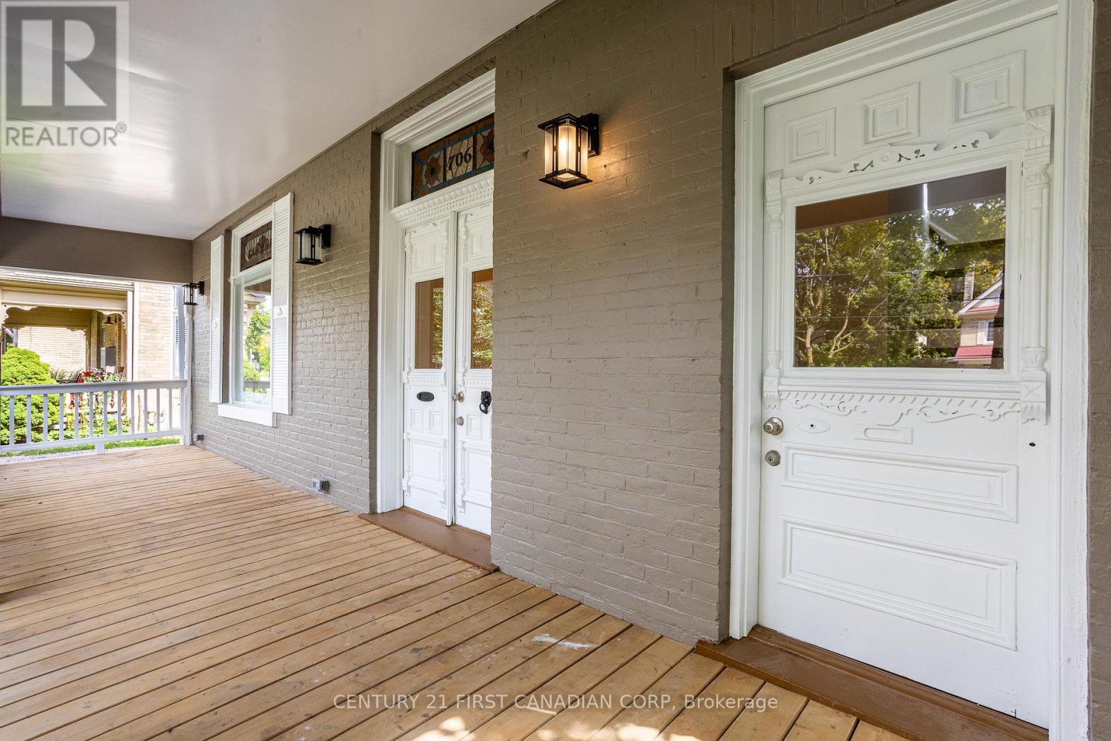 706 Waterloo Unit 2 photo 4