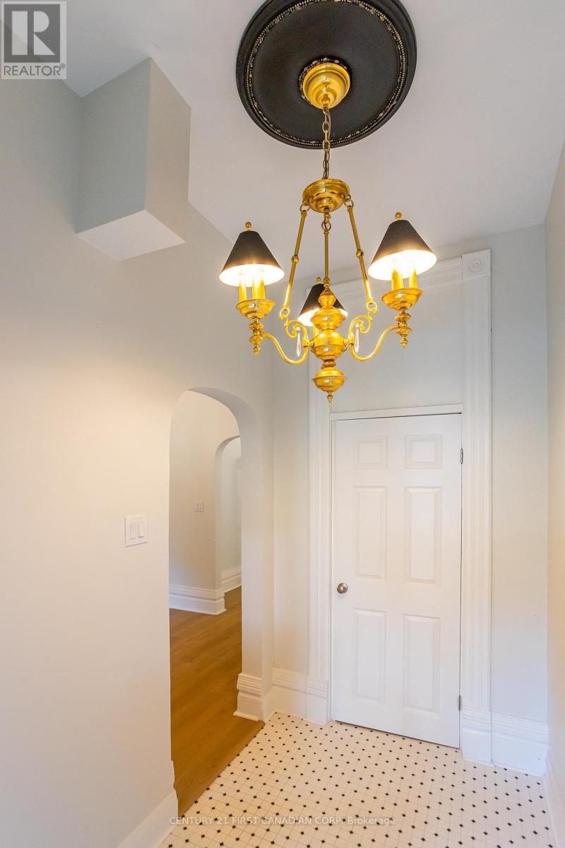 706 Waterloo Unit 1 photo 3