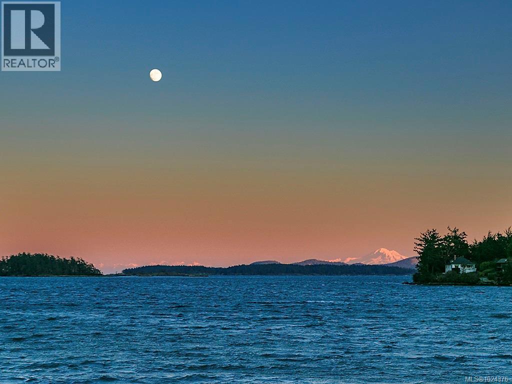 302 10393 Allbay Road, Sidney