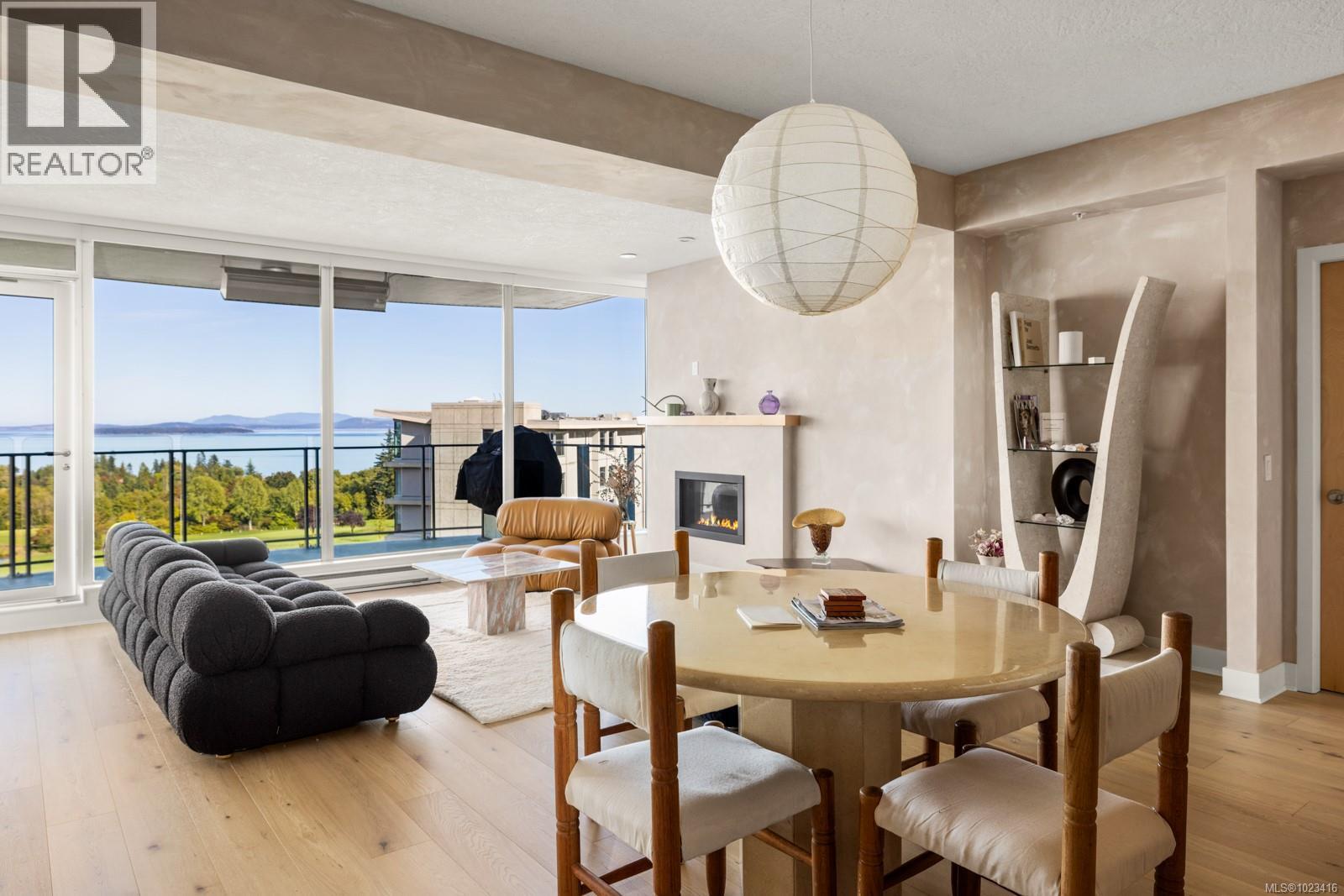 302 738 Sayward Hill Terrace, Saanich