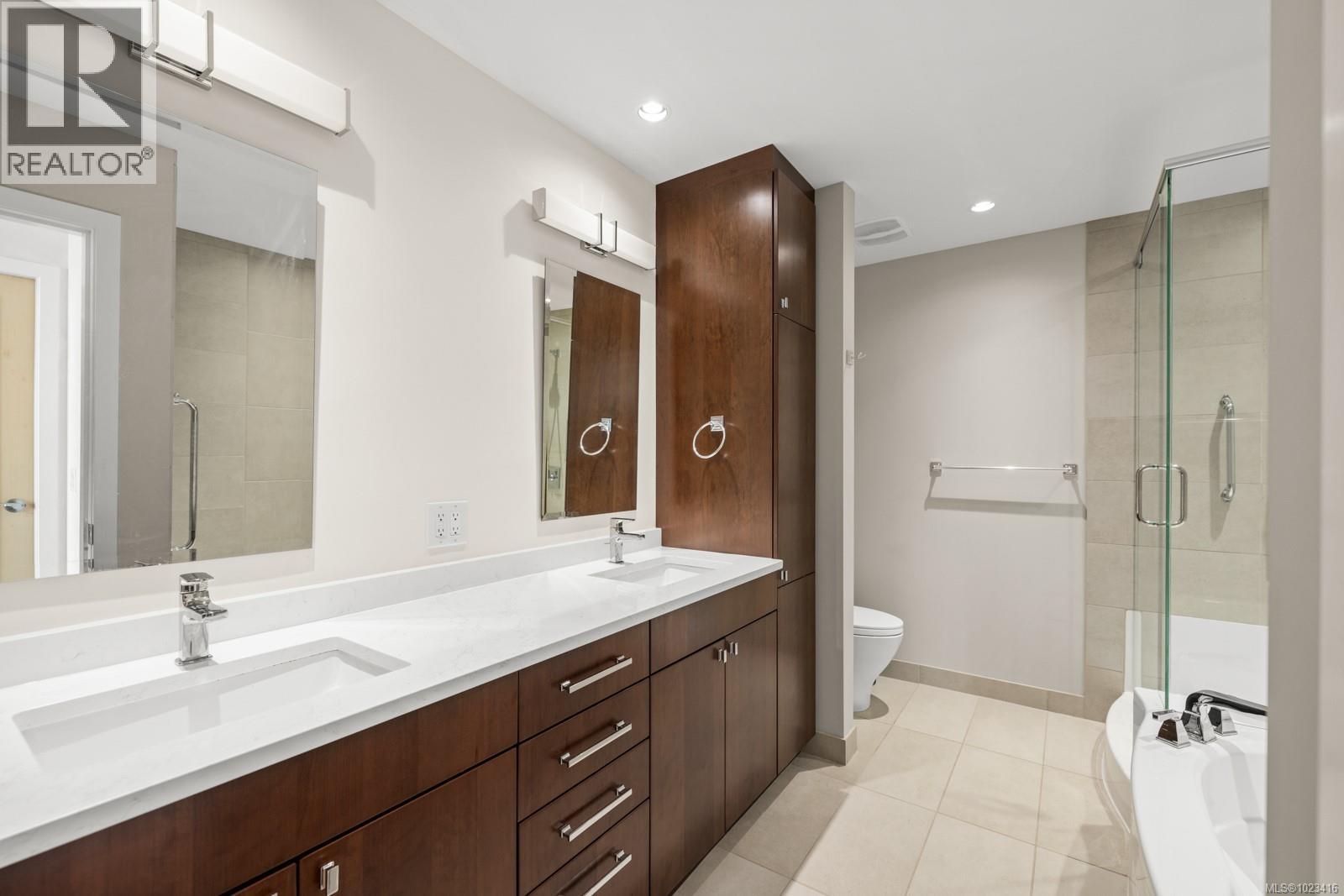 302 738 Sayward Hill Terrace, Saanich