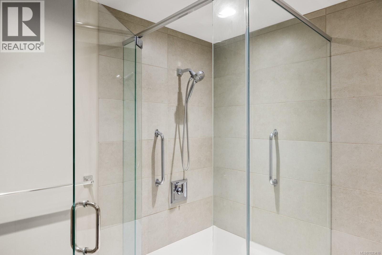 302 738 Sayward Hill Terrace, Saanich