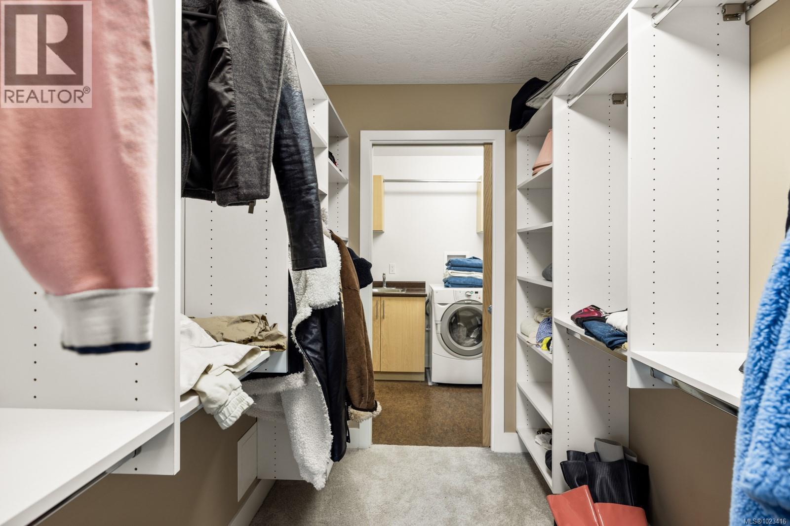 302 738 Sayward Hill Terrace, Saanich