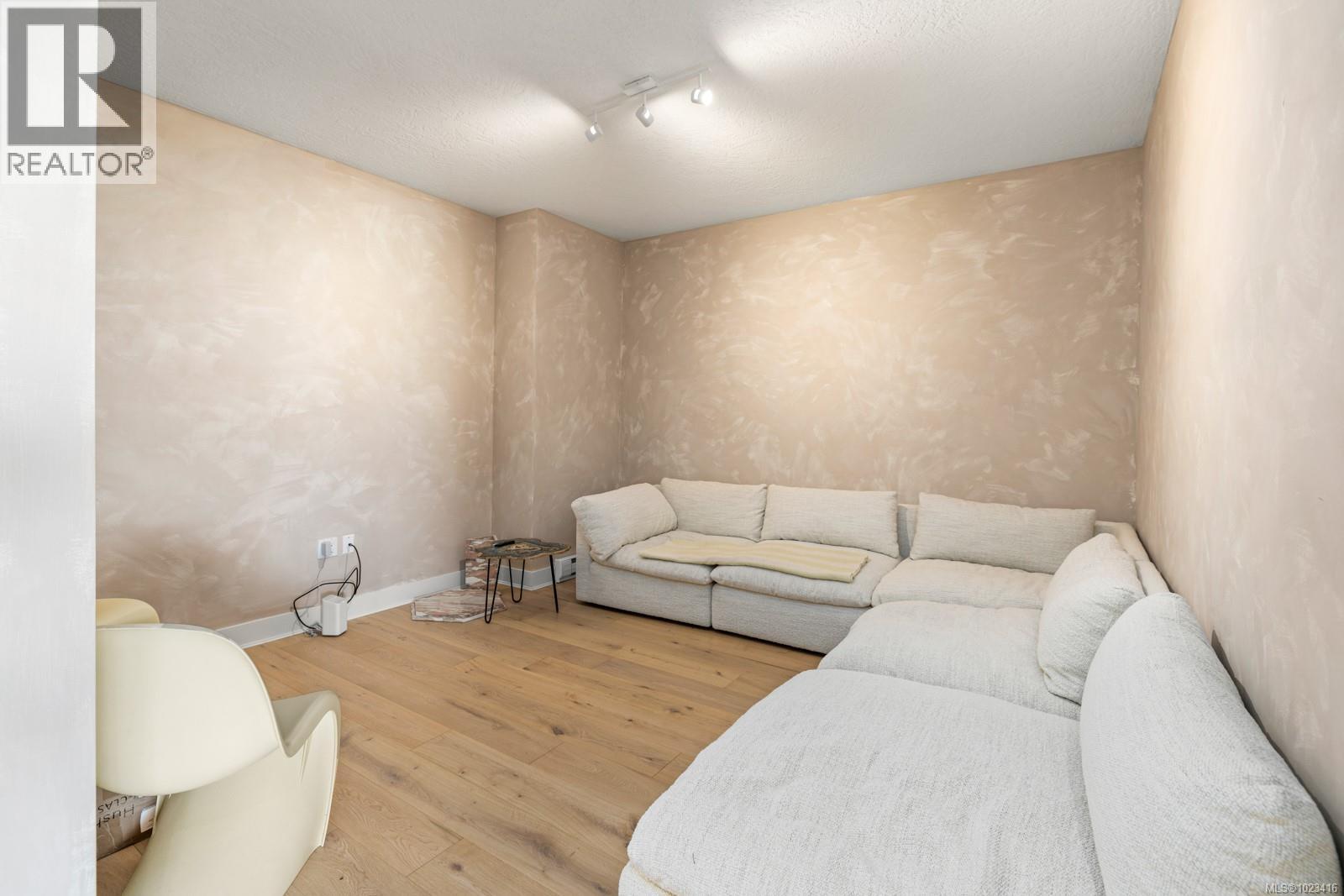 302 738 Sayward Hill Terrace, Saanich