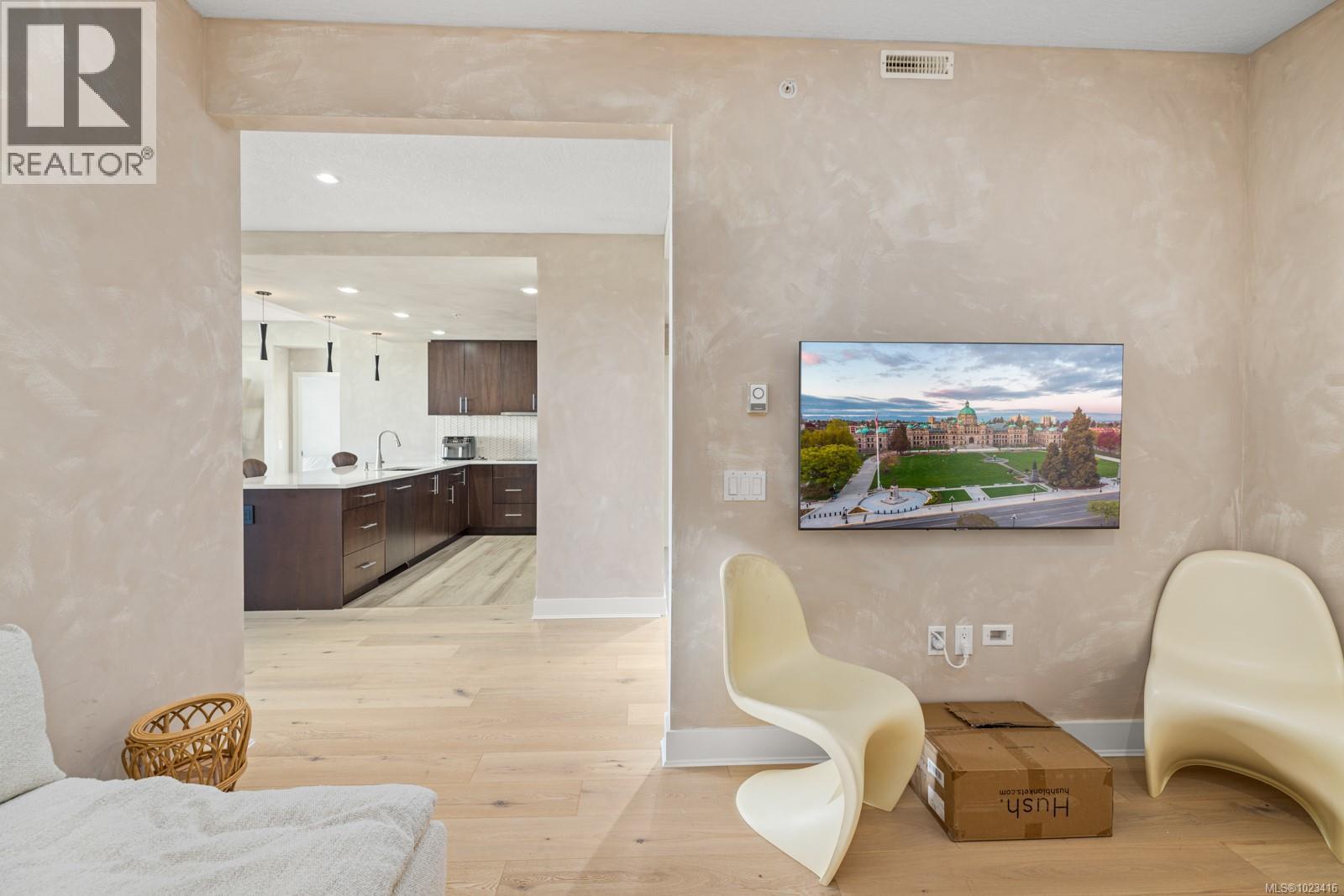 302 738 Sayward Hill Terrace, Saanich