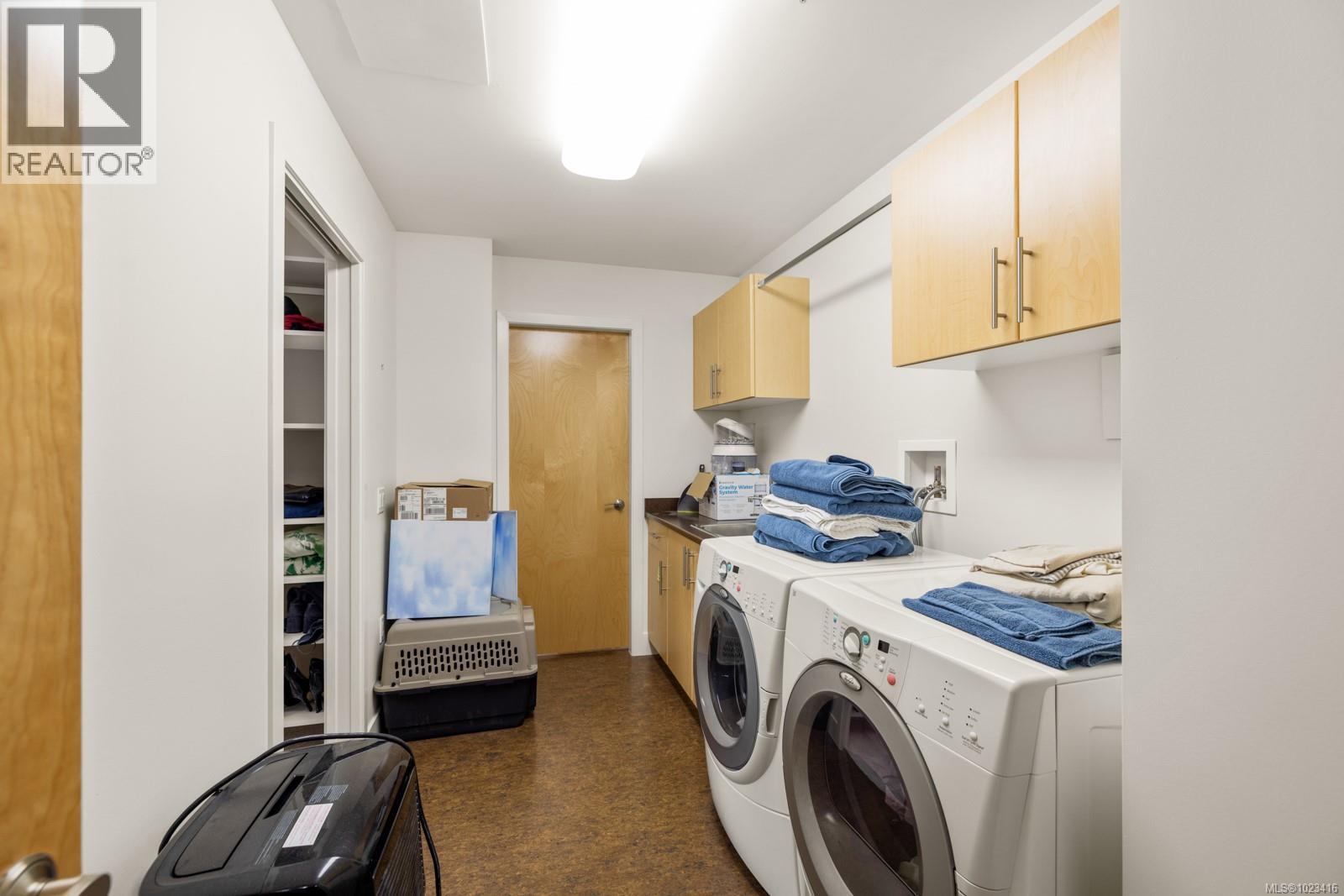 302 738 Sayward Hill Terrace, Saanich