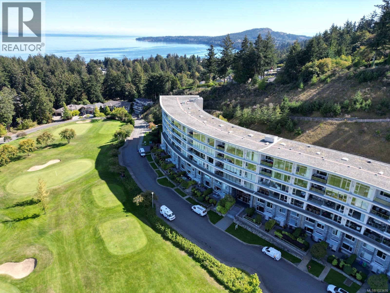 302 738 Sayward Hill Terrace, Saanich