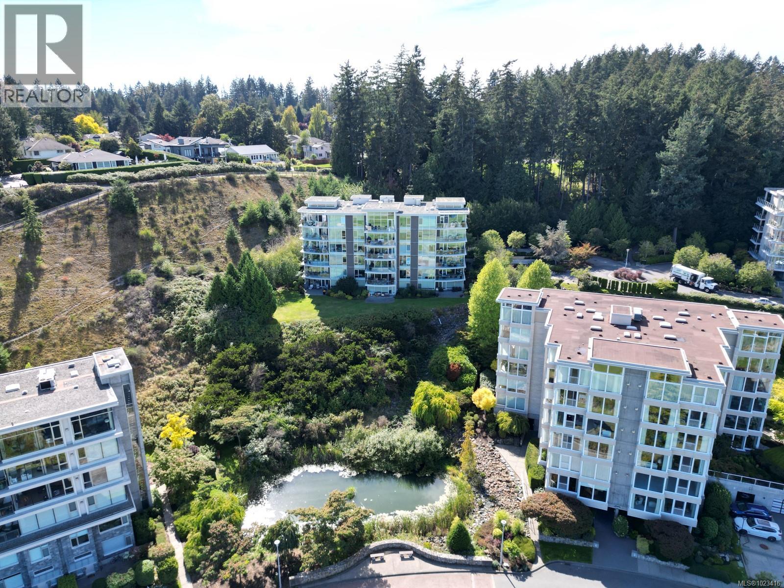 302 738 Sayward Hill Terrace, Saanich