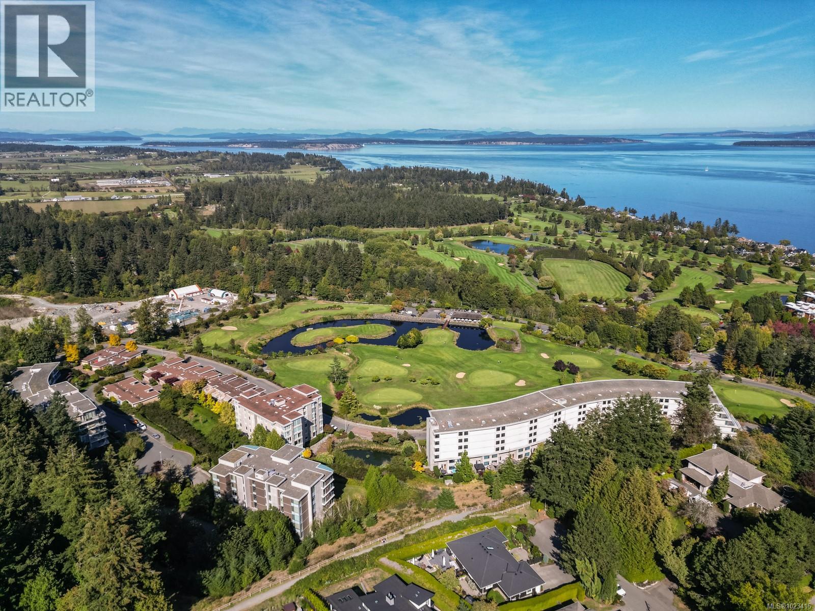 302 738 Sayward Hill Terrace, Saanich