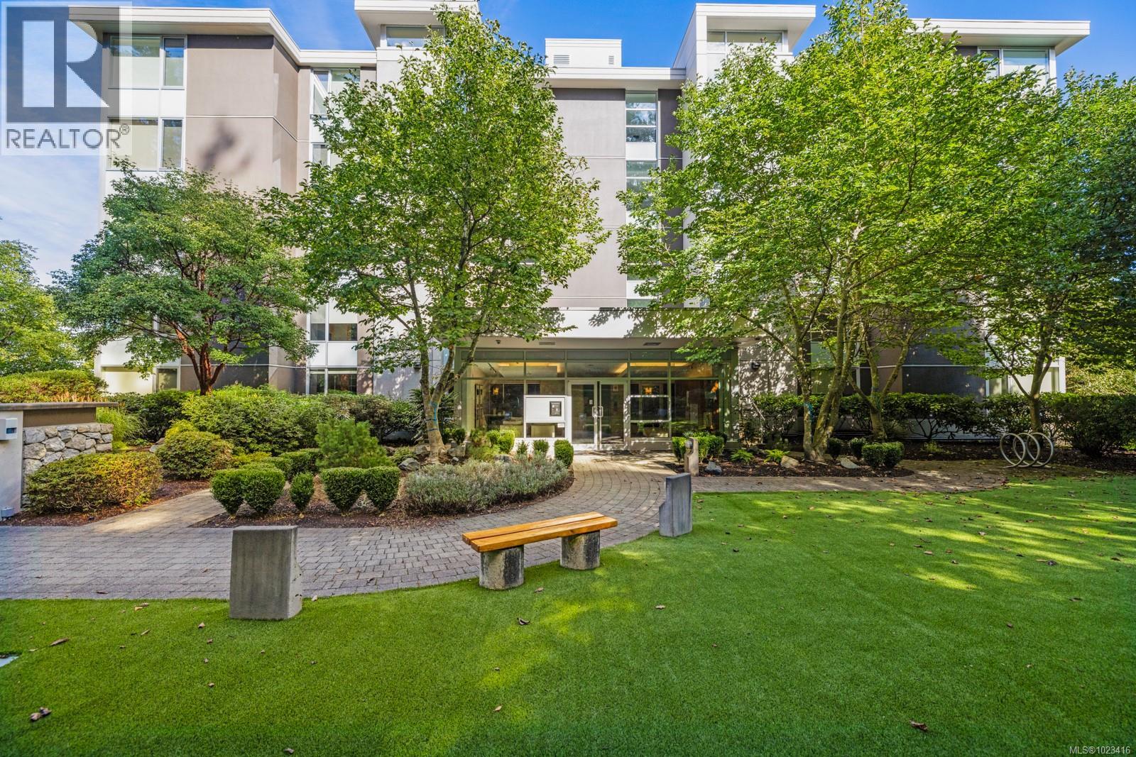 302 738 Sayward Hill Terrace, Saanich