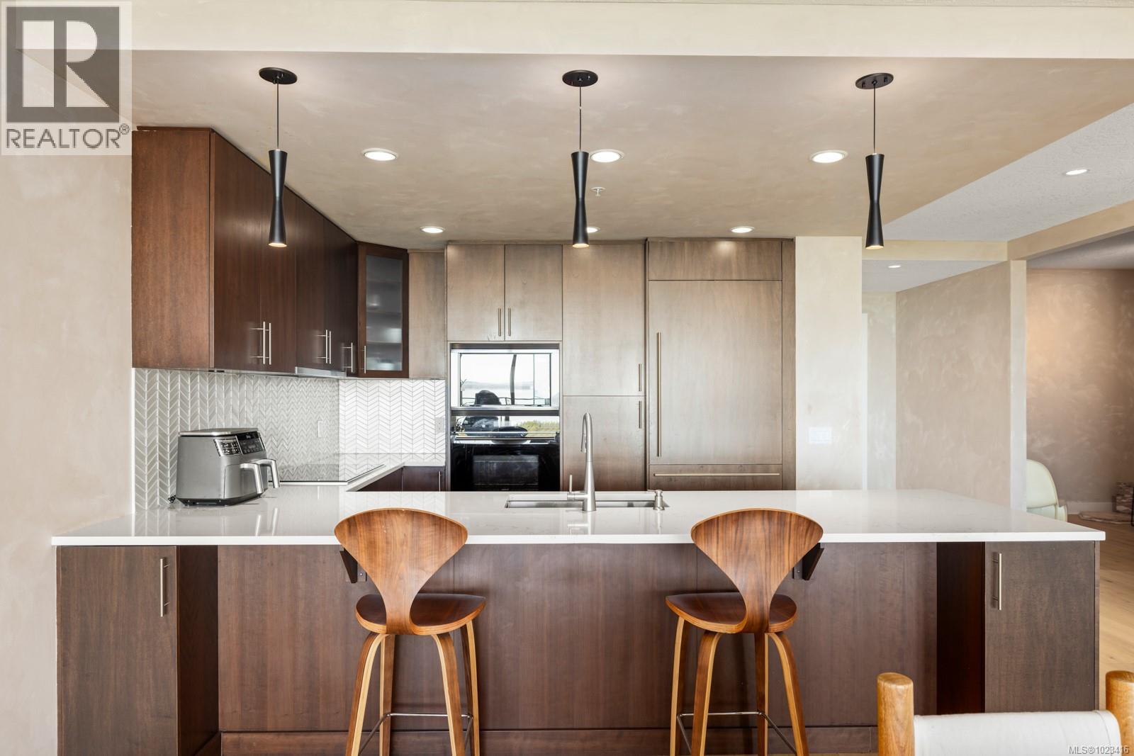 302 738 Sayward Hill Terrace, Saanich