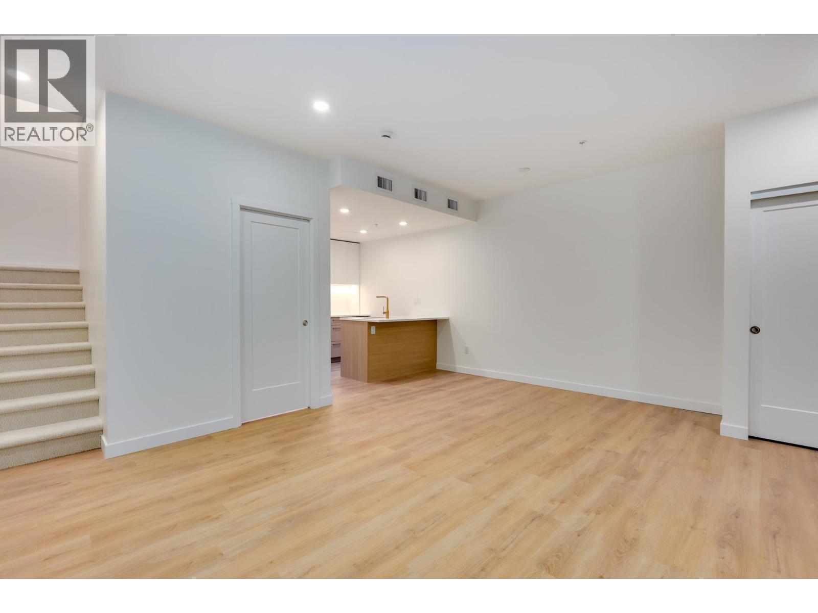 113 390 GUILBY STREET, Coquitlam