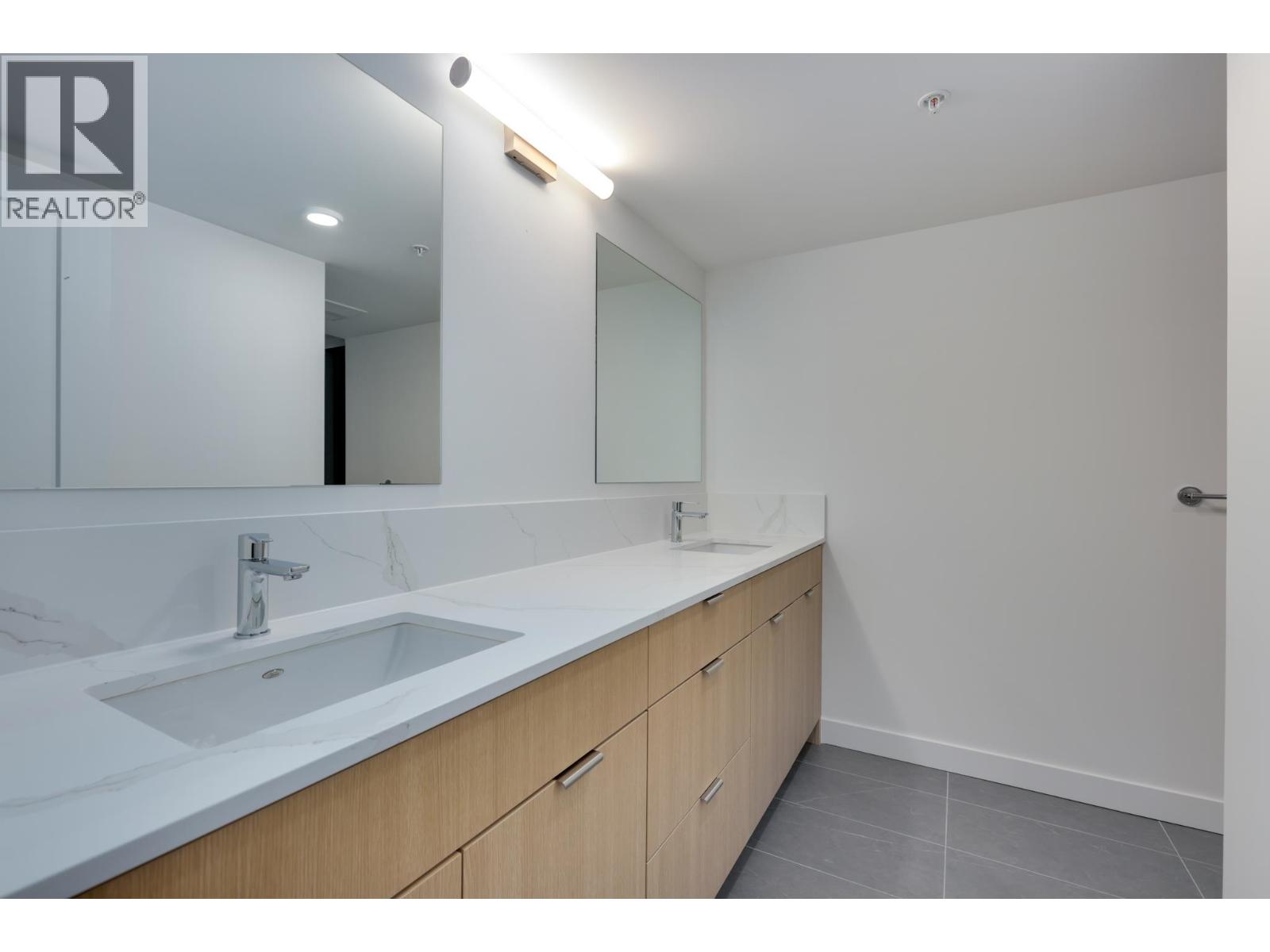 113 390 GUILBY STREET, Coquitlam