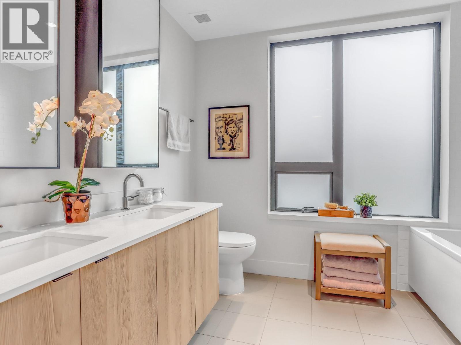 3 83 MOODY STREET, Port Moody