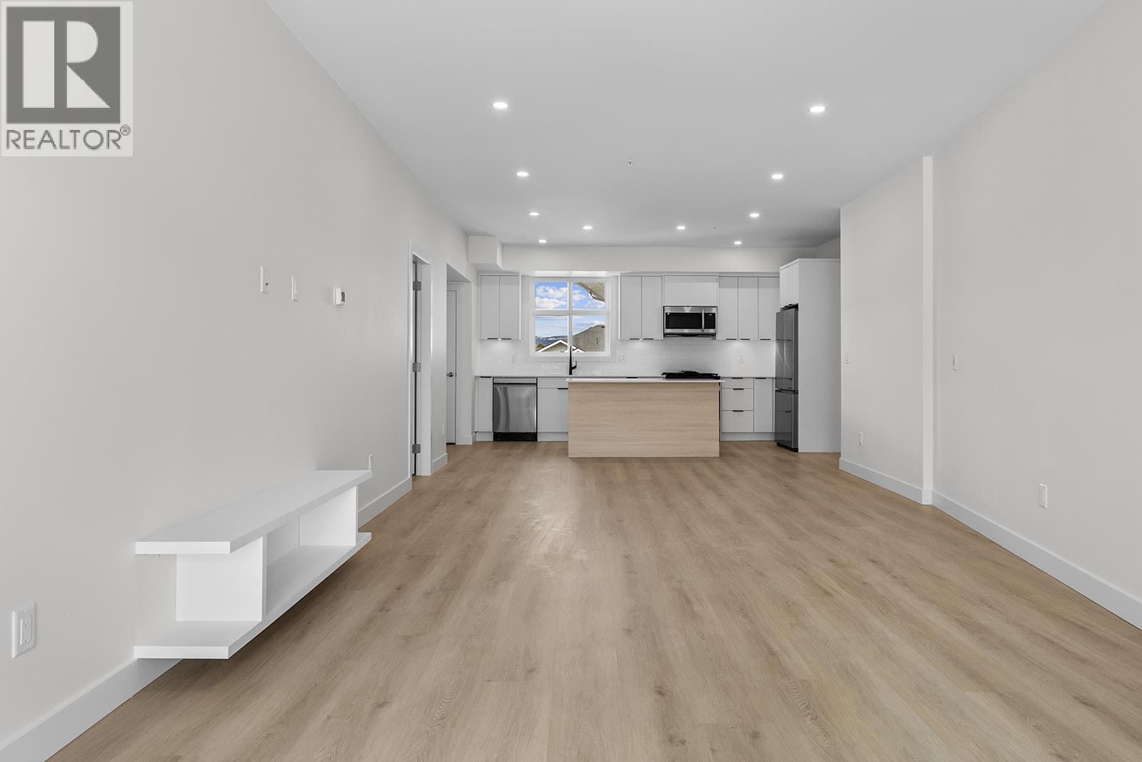 204 5300 Main Street, Kelowna