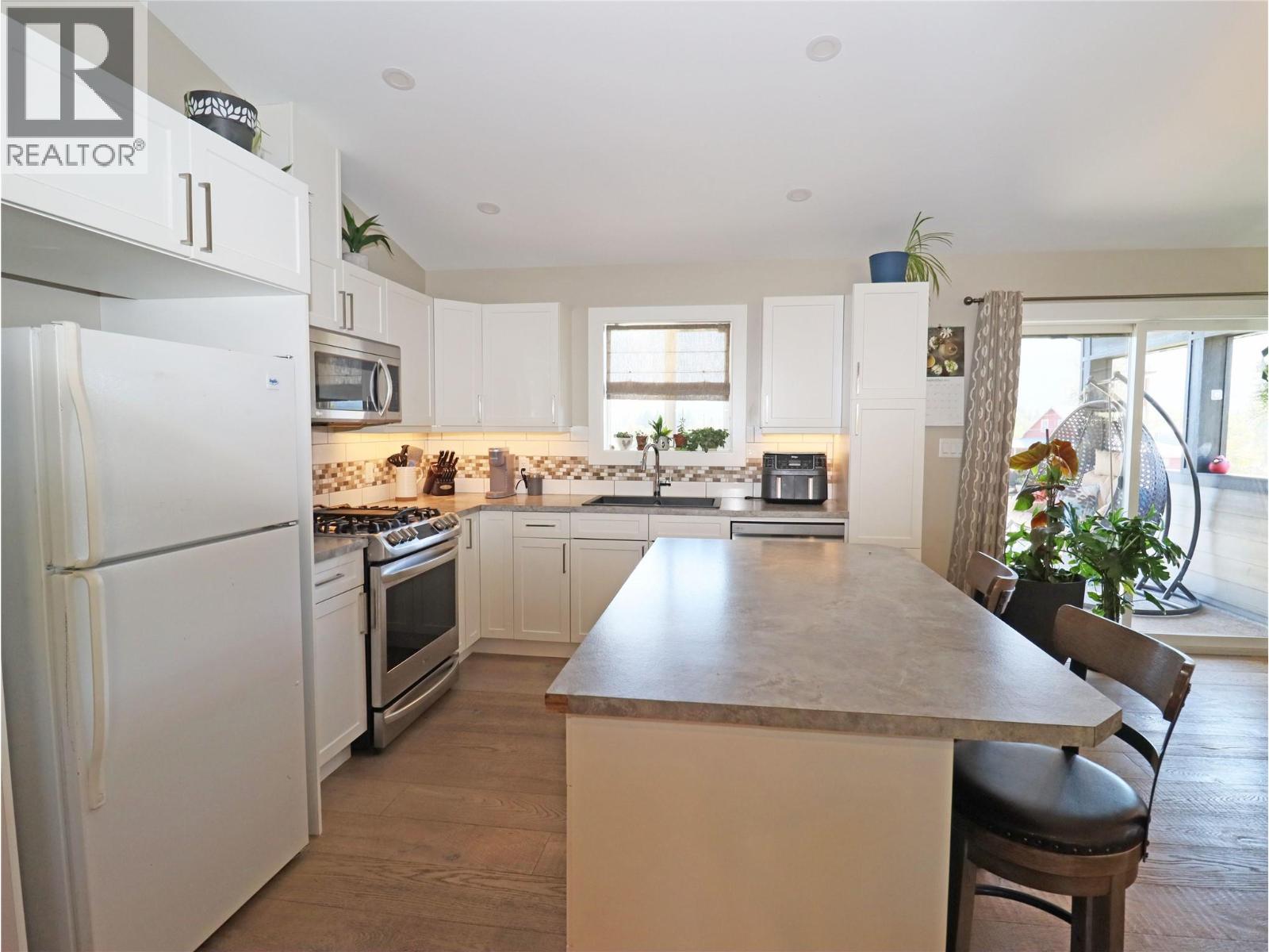 3600 HALL FRONTAGE ROAD - 12