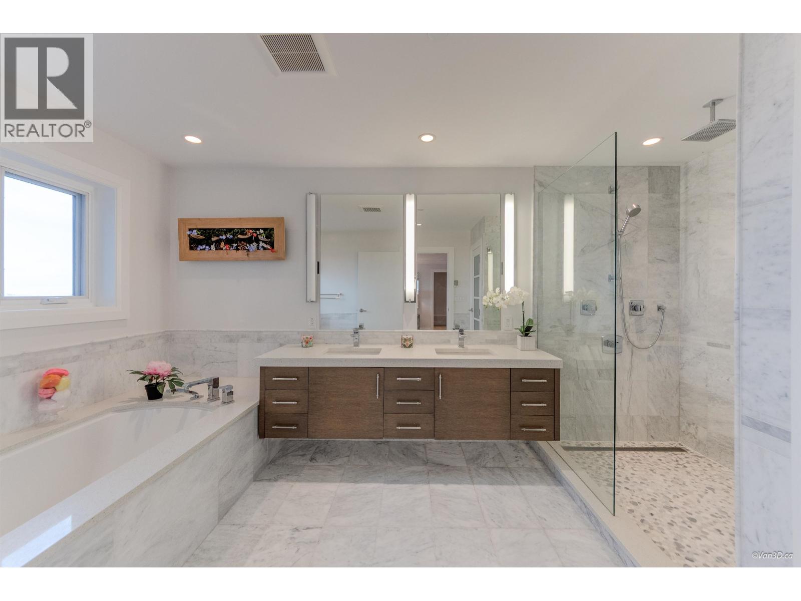 1020 EYREMOUNT DRIVE, West Vancouver