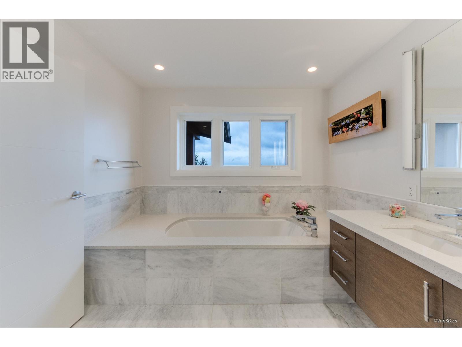 1020 EYREMOUNT DRIVE, West Vancouver