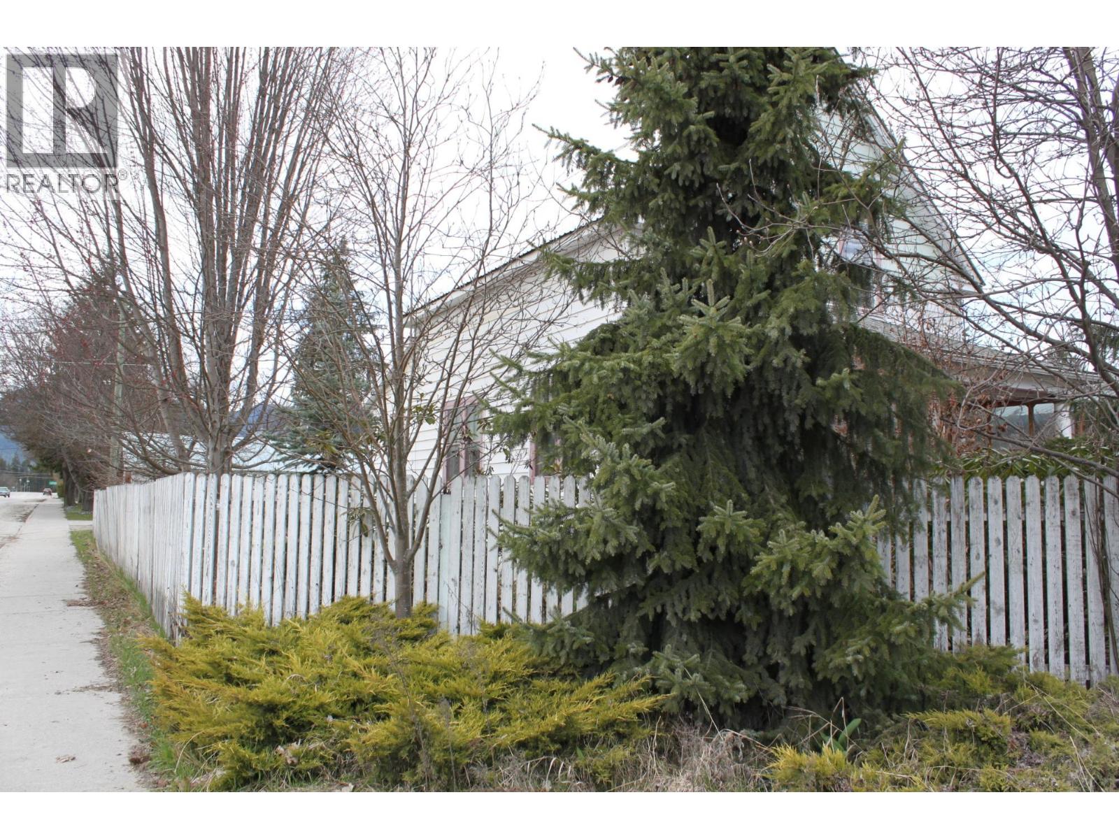  102 1ST Avenue, Nakusp