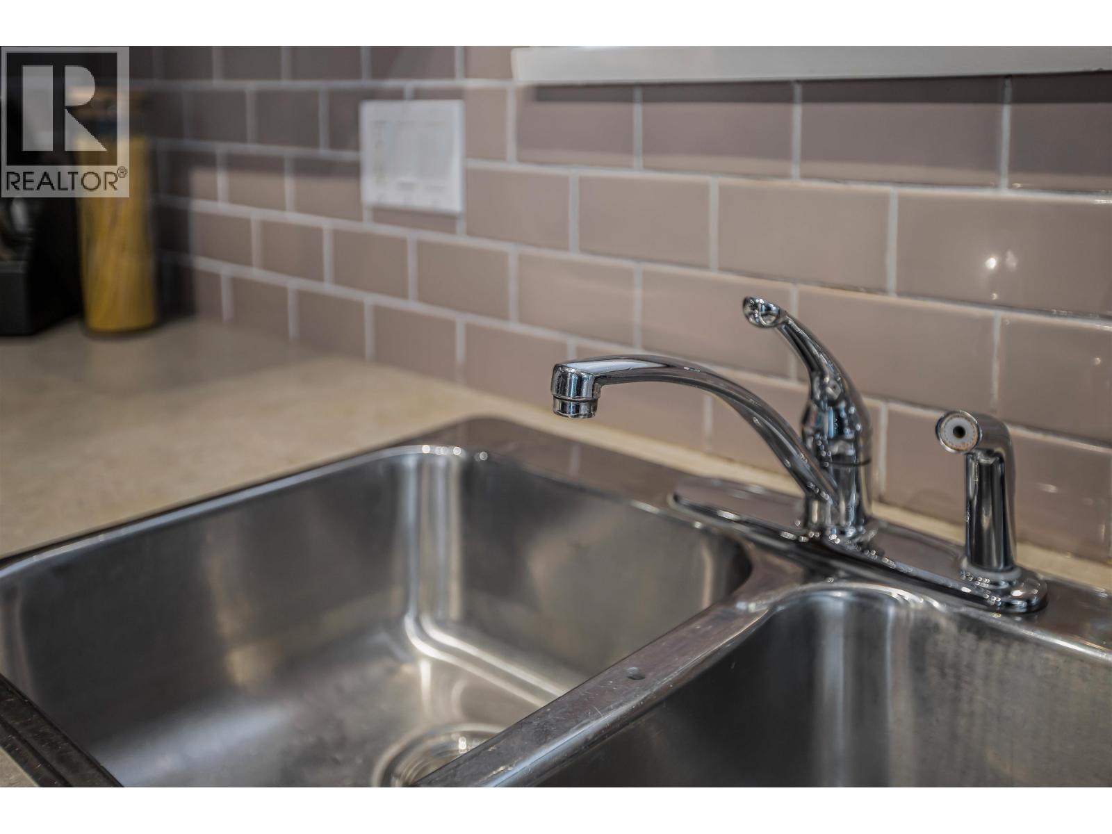 #6101-5117 GARDEN CITY Road, Richmond