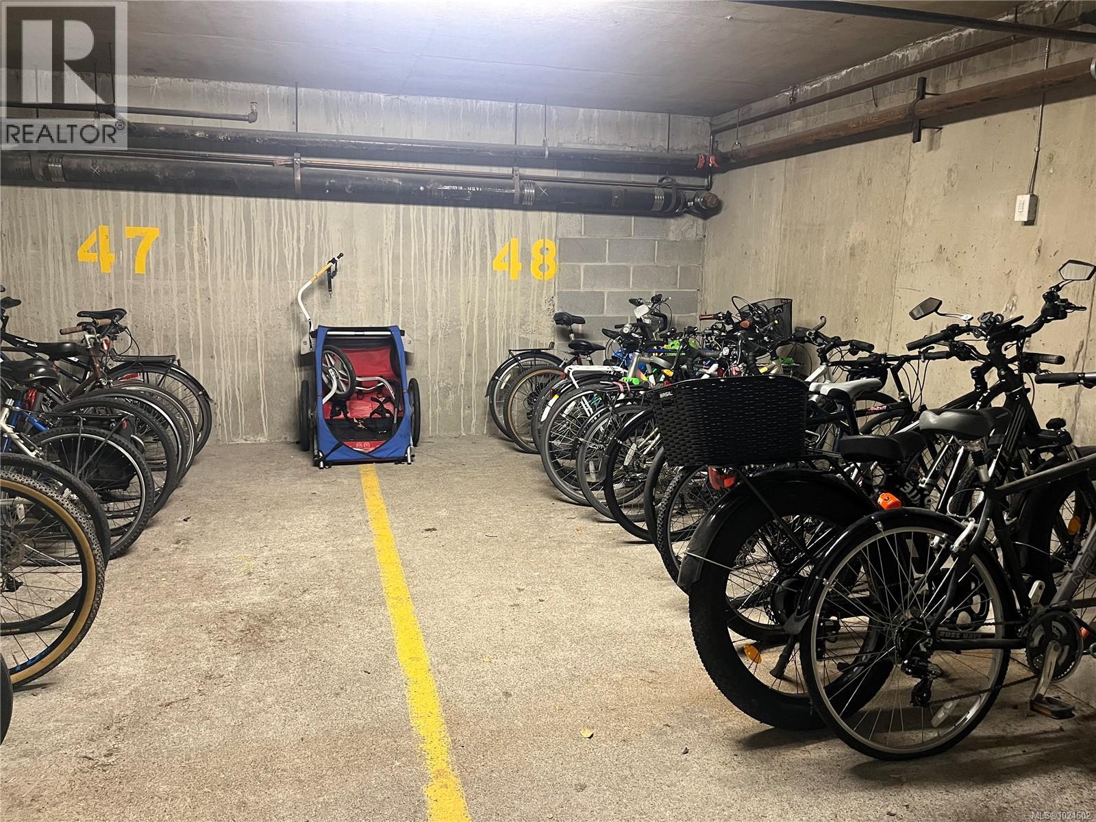 402 1241 Fairfield Road, Victoria