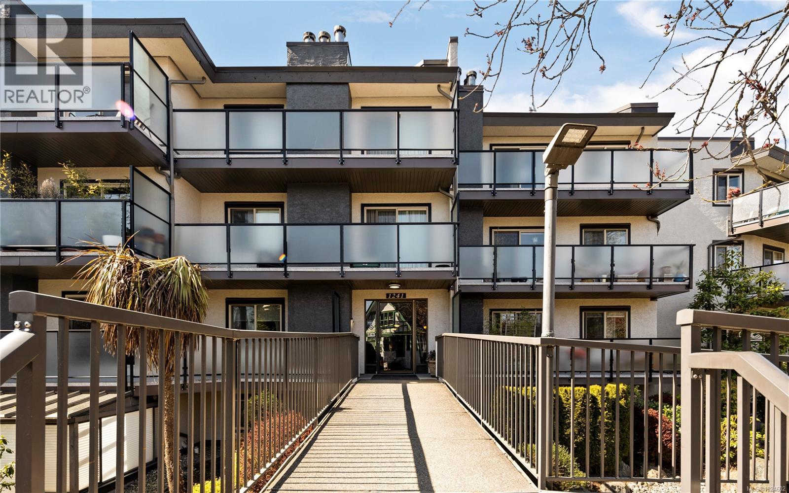 402 1241 Fairfield Road, Victoria