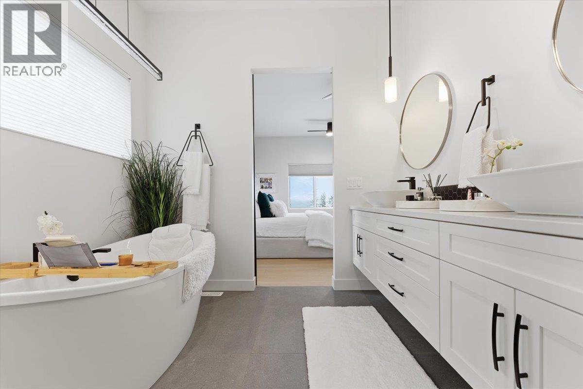 3410 Lakeshore Road NE, Salmon Arm