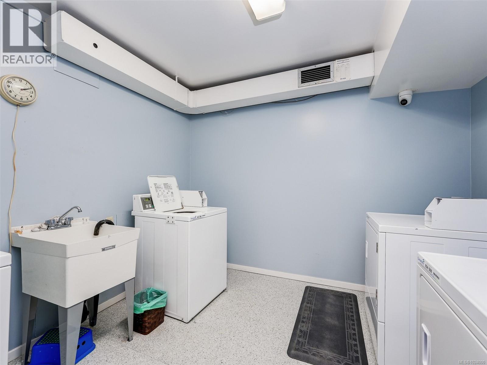 209 1655 Begbie Street, Victoria