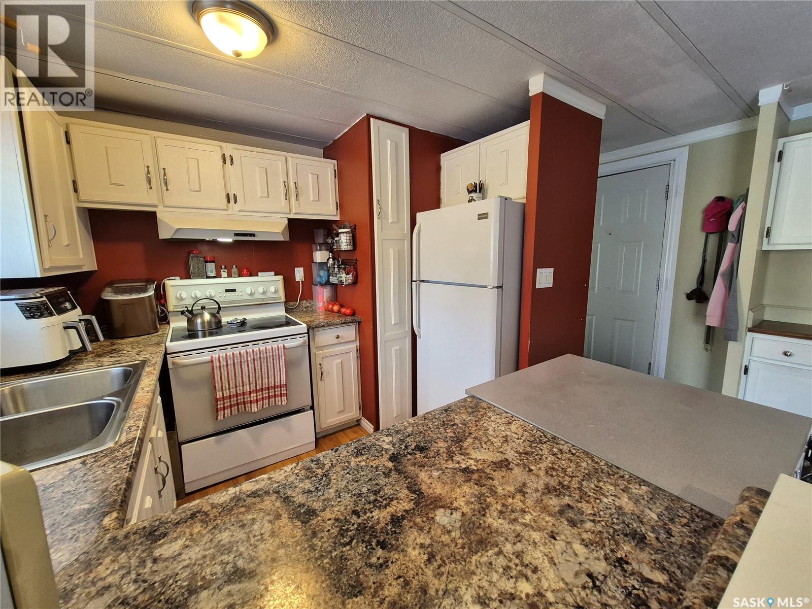 129 17th STREET NE - Photo 5 of 23, Weyburn, Saskatchewan