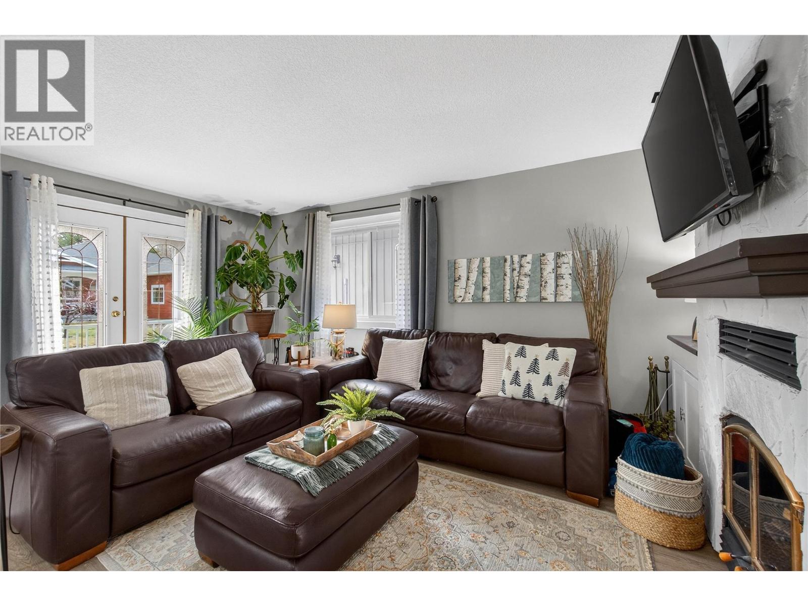  206 Falcon Avenue, Vernon