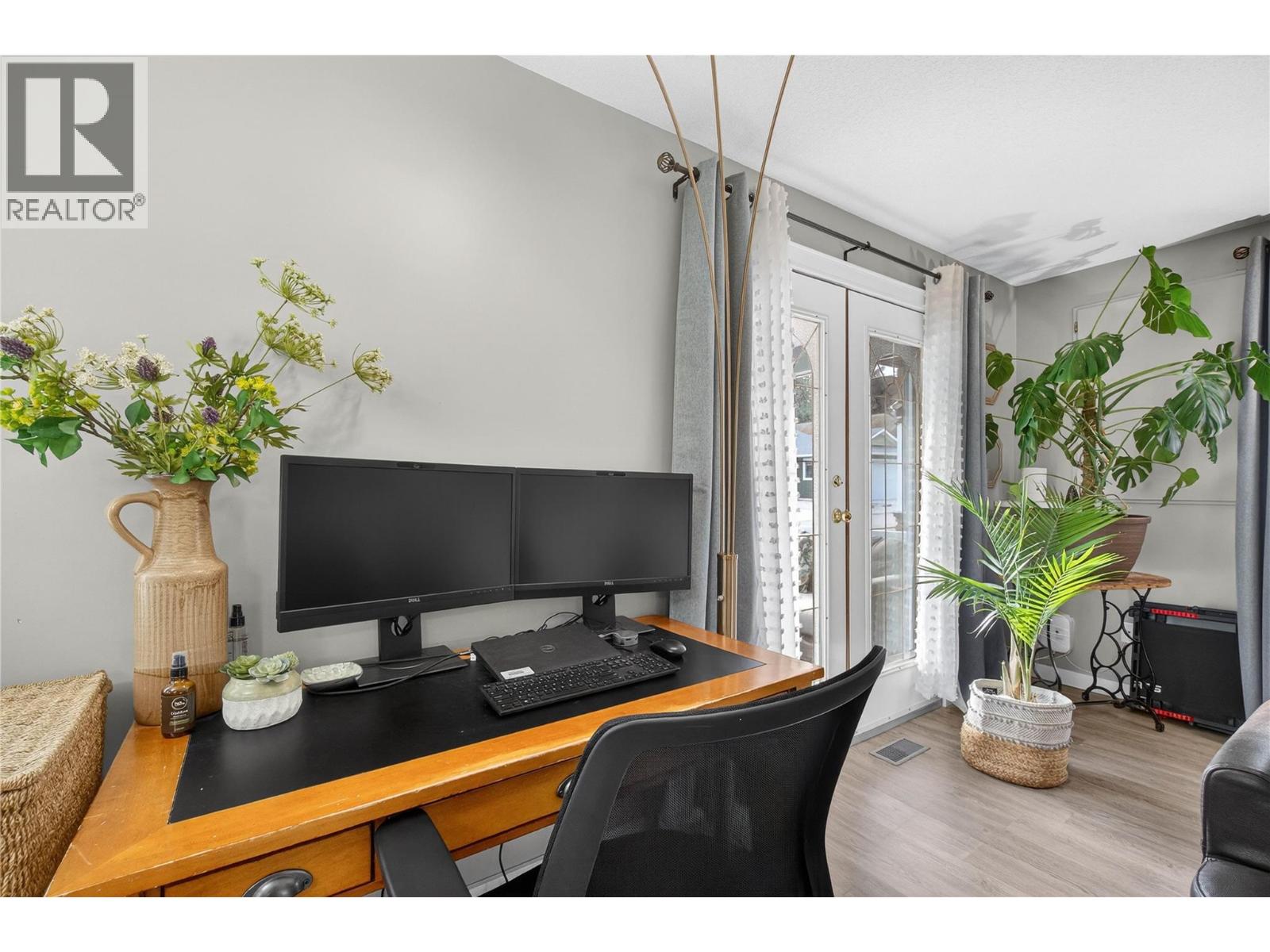  206 Falcon Avenue, Vernon