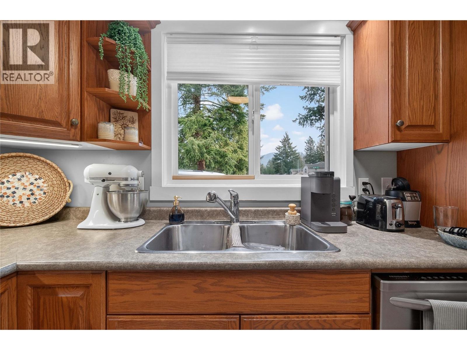  206 Falcon Avenue, Vernon