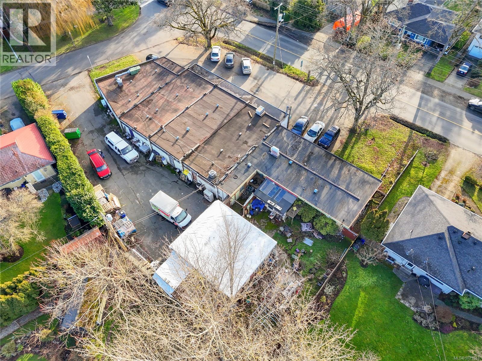  660 Burnside Road West, Saanich