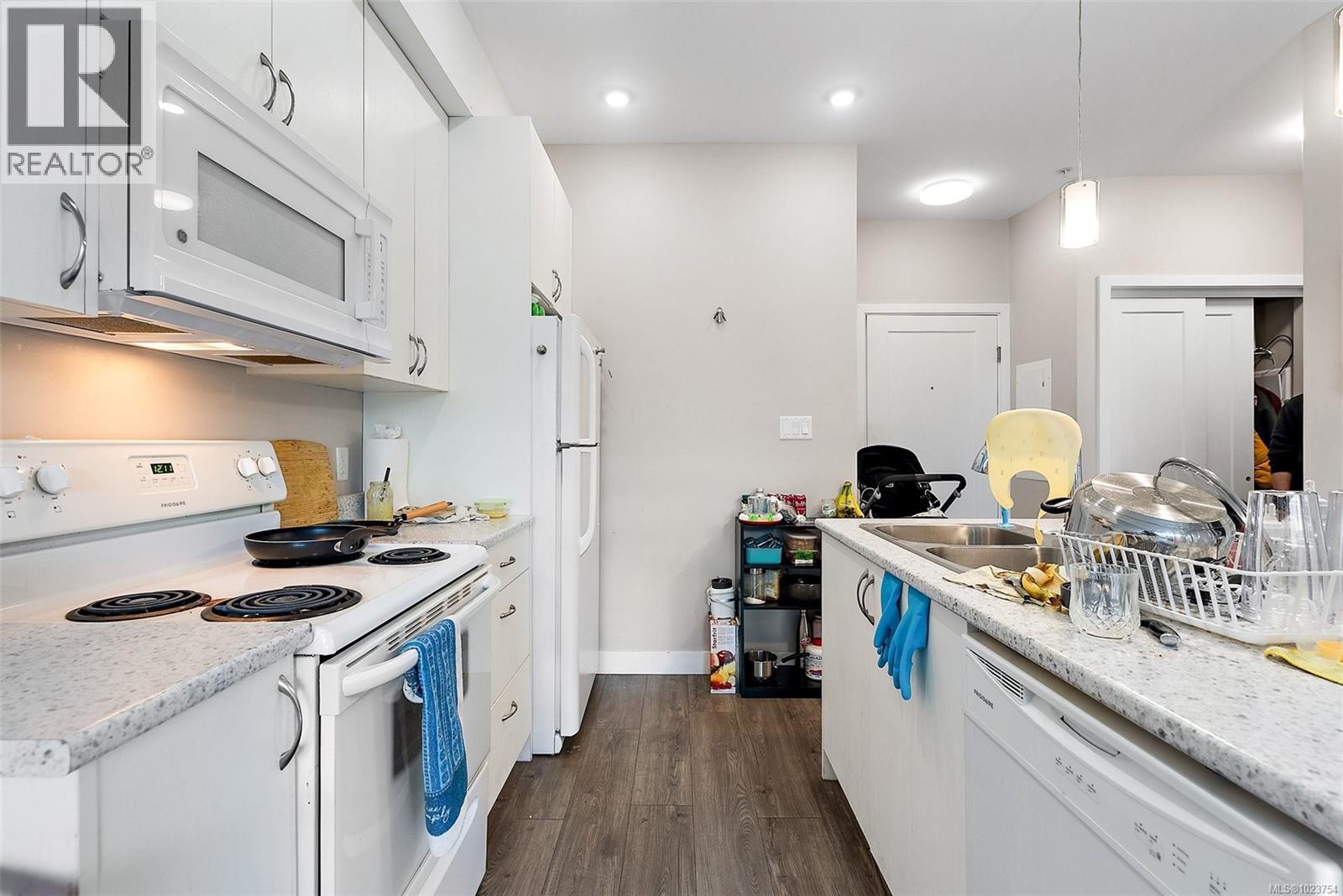 301 1018 Inverness Road, Saanich