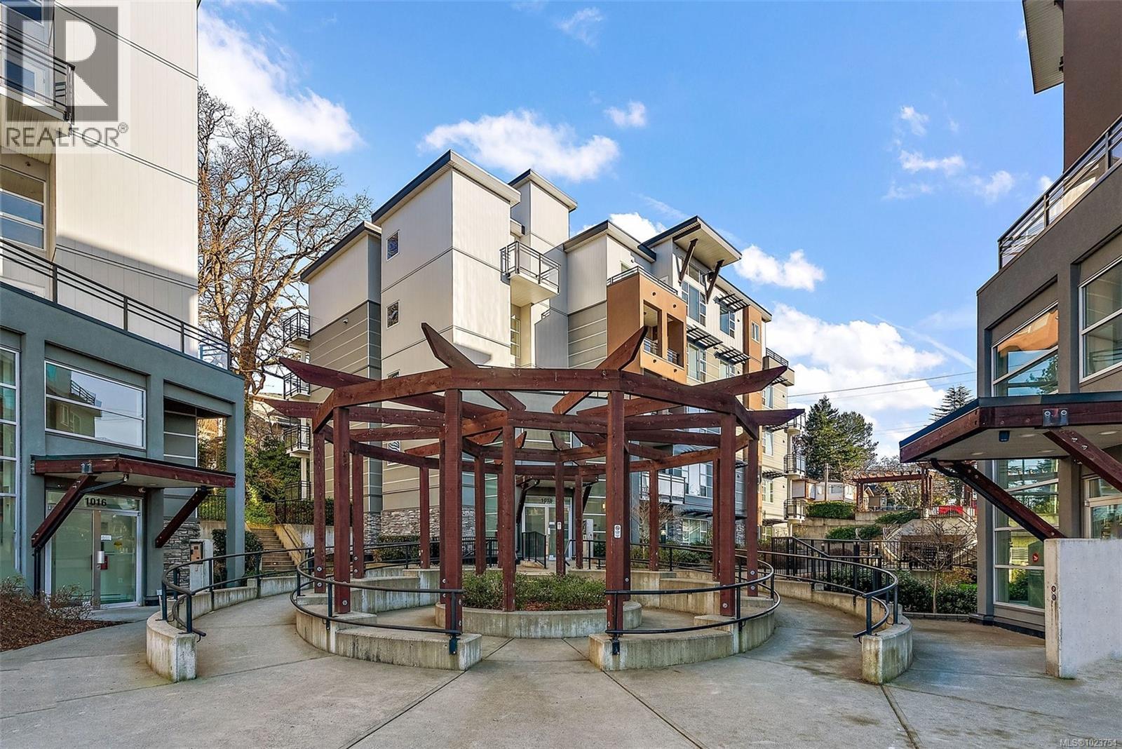 301 1018 Inverness Road, Saanich