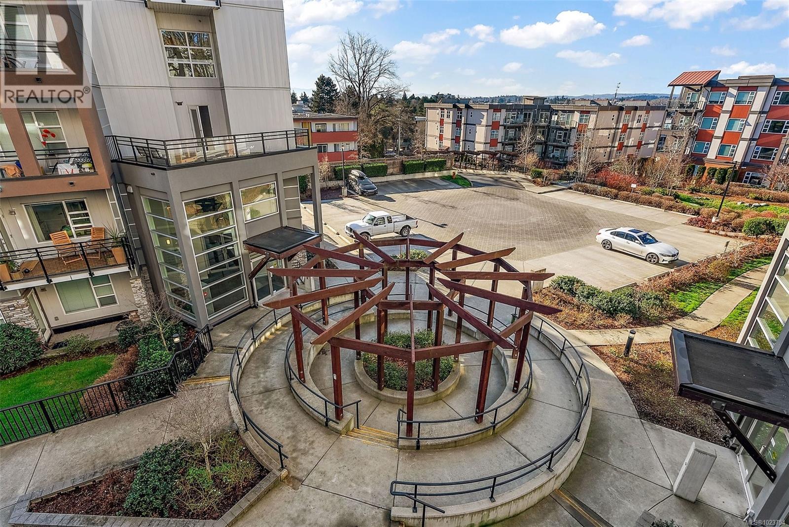 301 1018 Inverness Road, Saanich