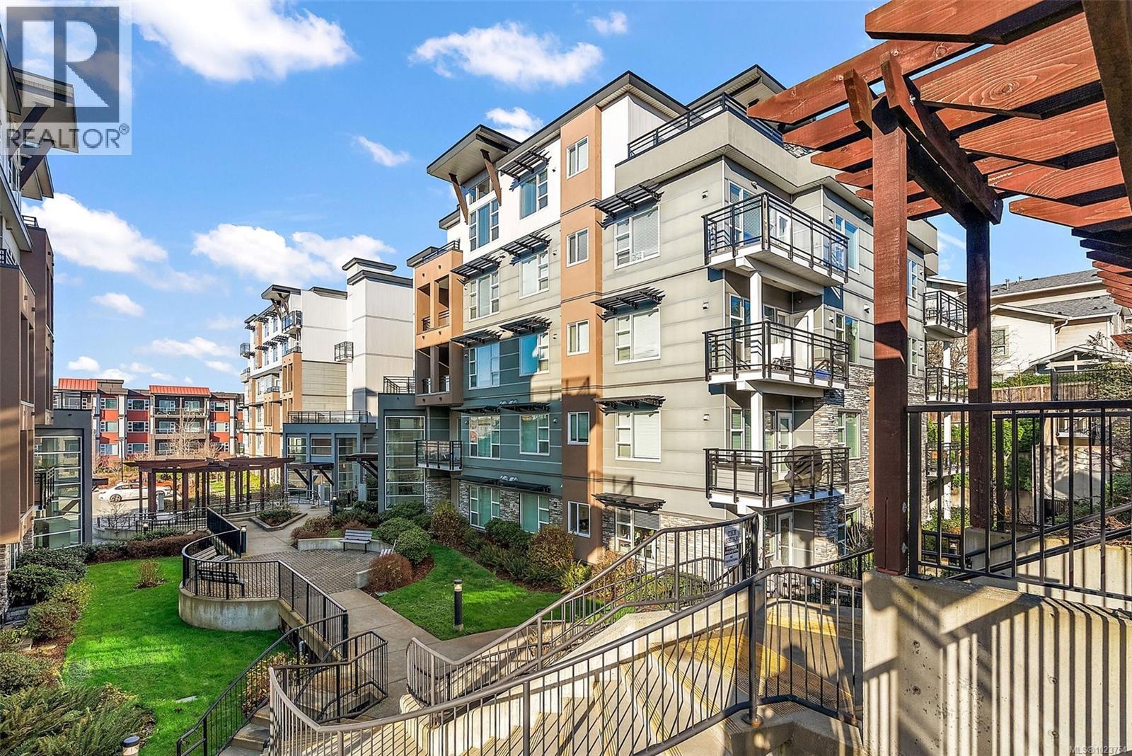 301 1018 Inverness Road, Saanich