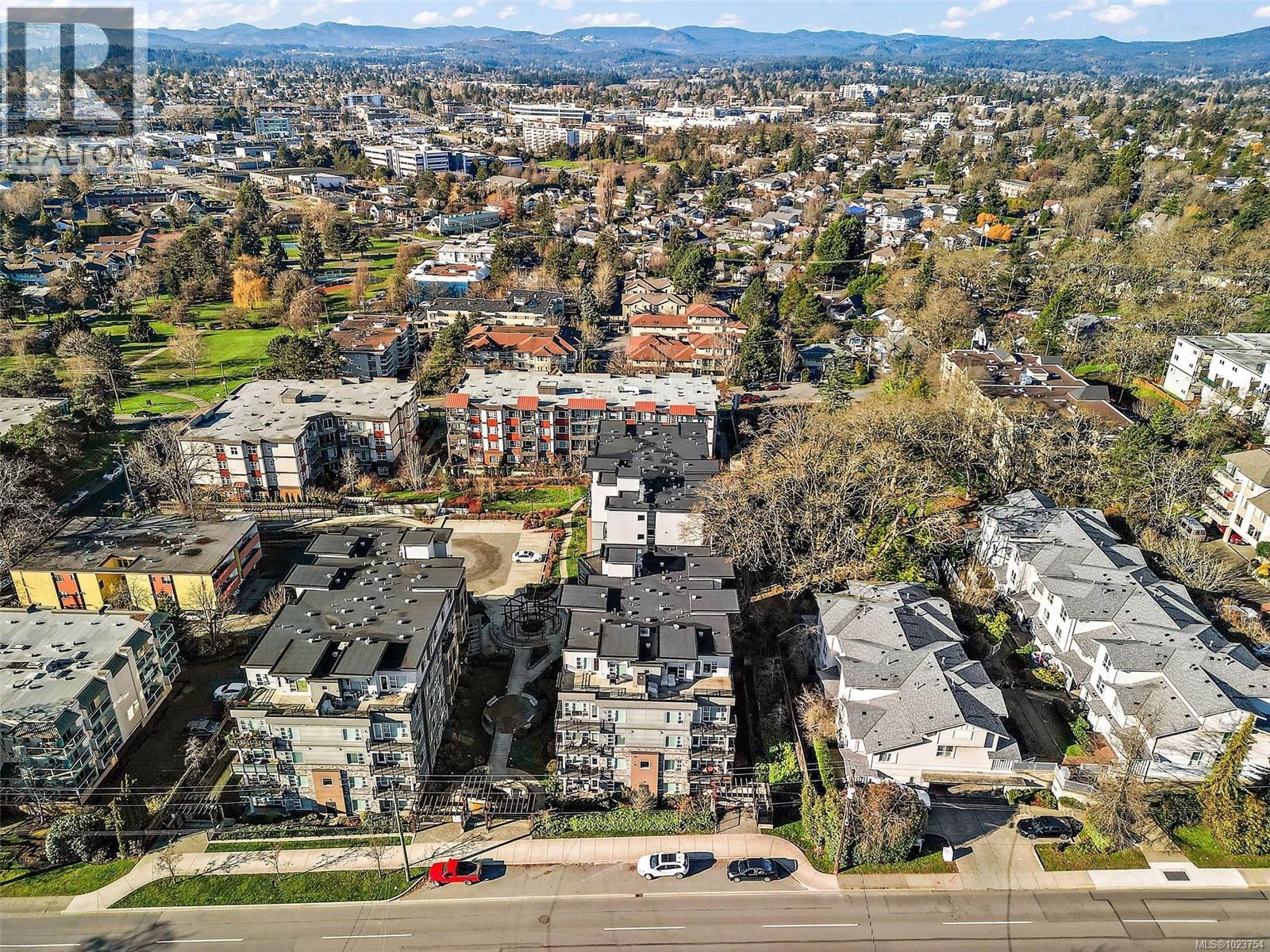 301 1018 Inverness Road, Saanich