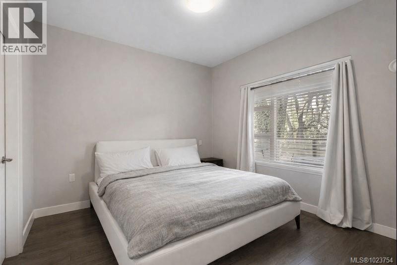 301 1018 Inverness Road, Saanich